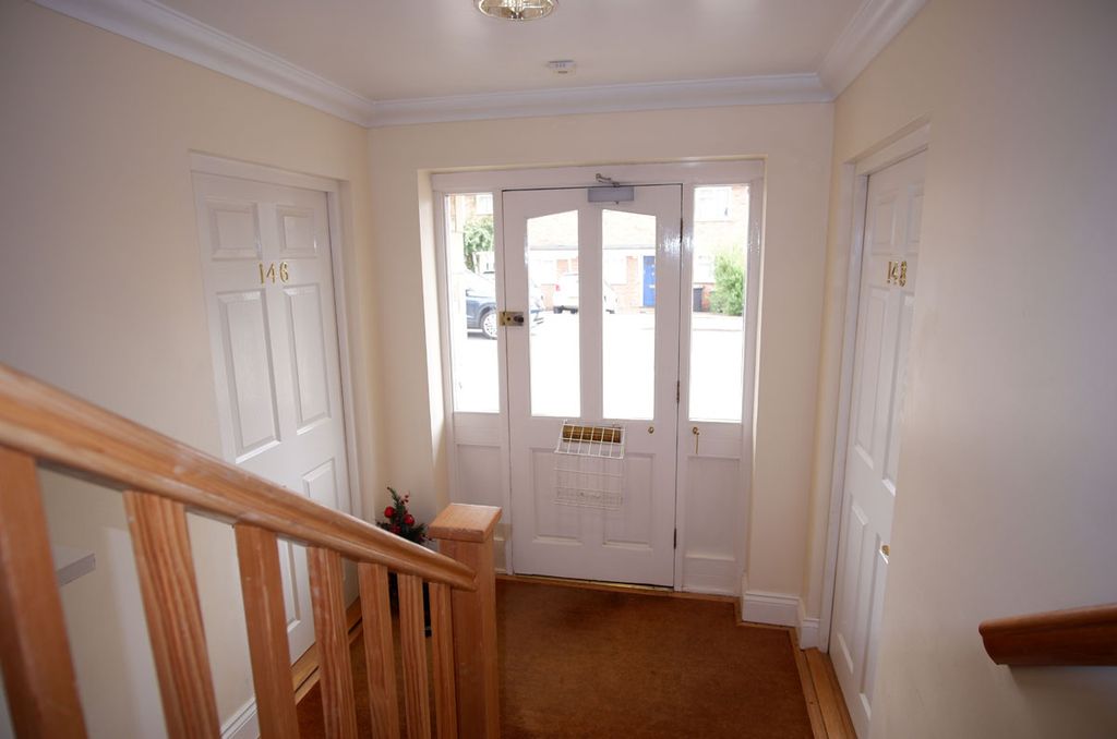 Property photo 2 of 18 Communal Entrance