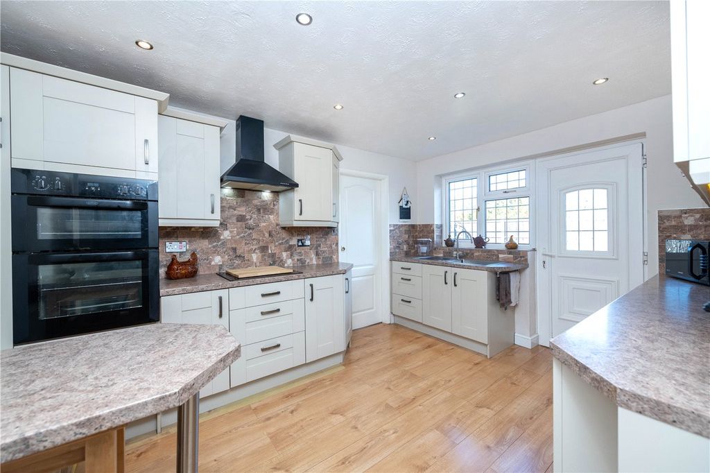 Property photo 2 of 14 Picture No. 11