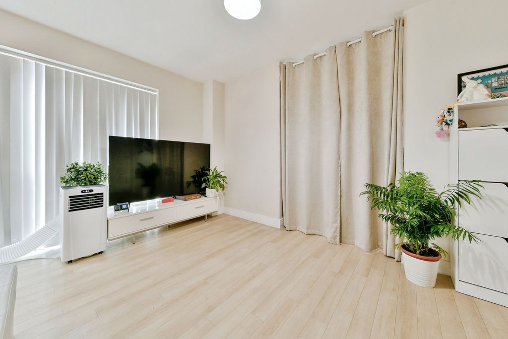 Property photo 3 of 17 Pbox-Img.Jpg