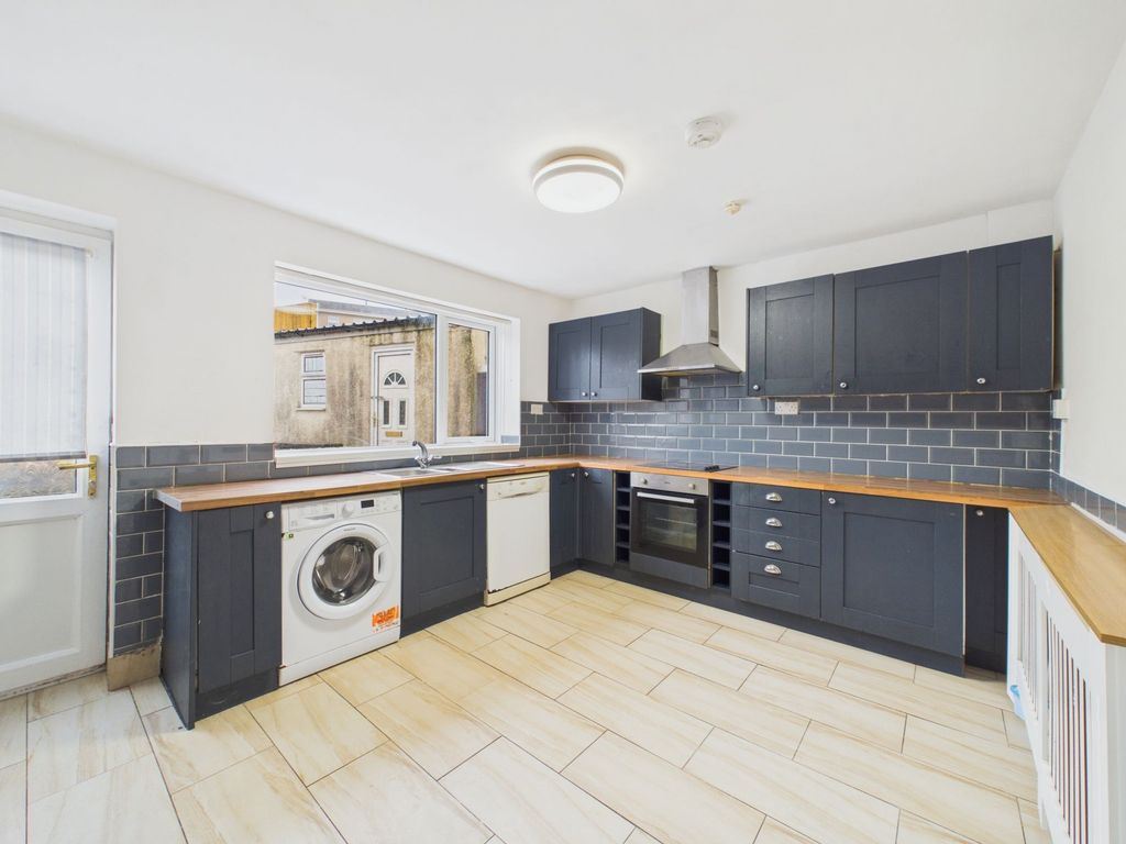 Property photo 1 of 17 Kitchen