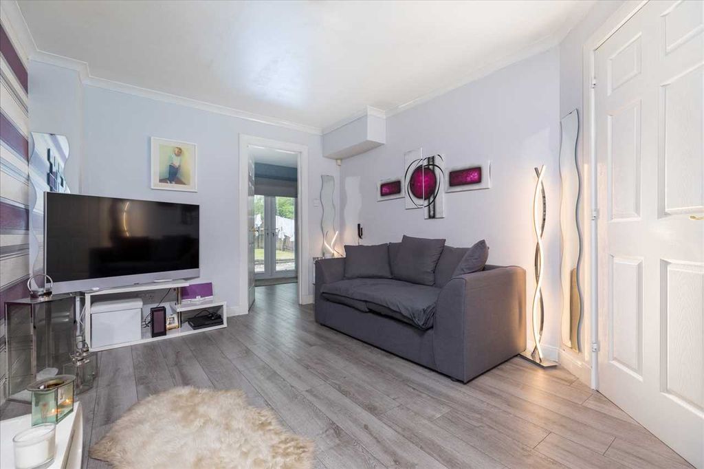 Property photo 3 of 16 Lounge