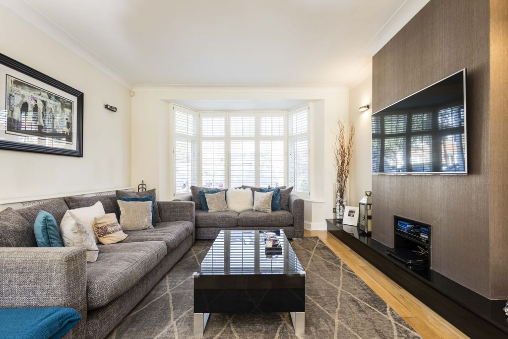 Property photo 2 of 15 2 Cheviot Gdns-8133