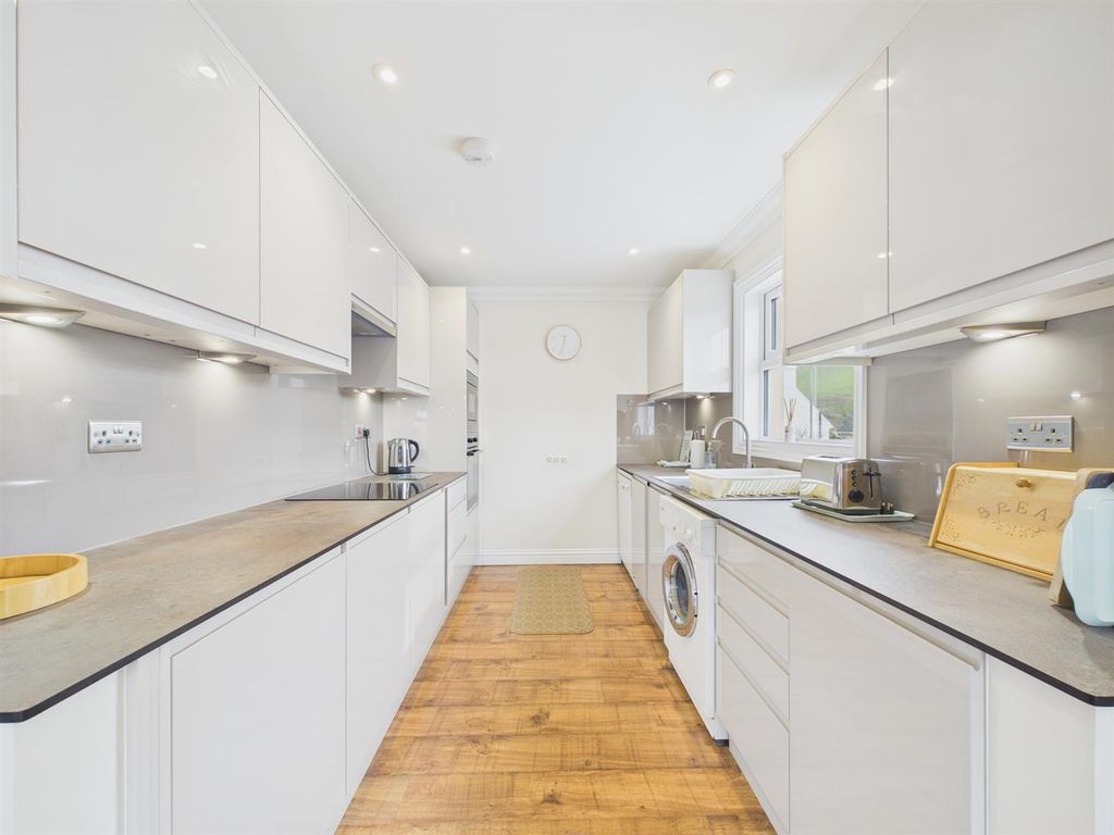 Property photo 3 of 17 Kitchen