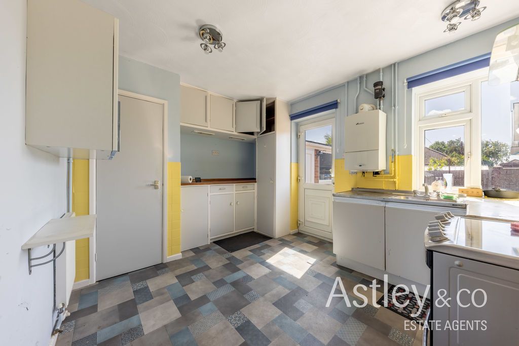 Property photo 3 of 17 Kitchen