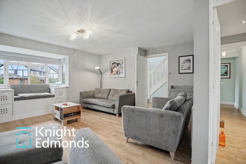 Property photo 1 of 31 Lounge