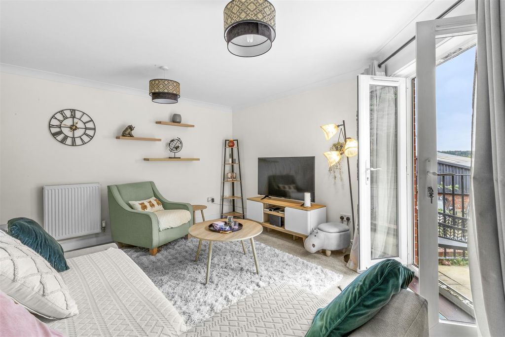 Property photo 3 of 15 6 Moonstone Court, Dashwood Ave, Hp12 3Fg-8.Jpg