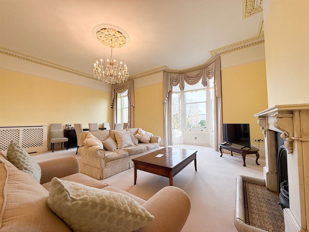 Property photo 3 of 7 Living Room