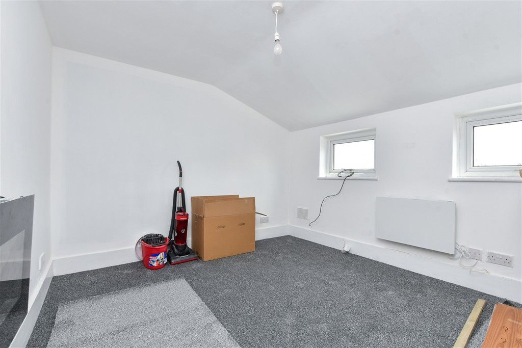 Property photo 3 of 5 Lounge / Bedroom