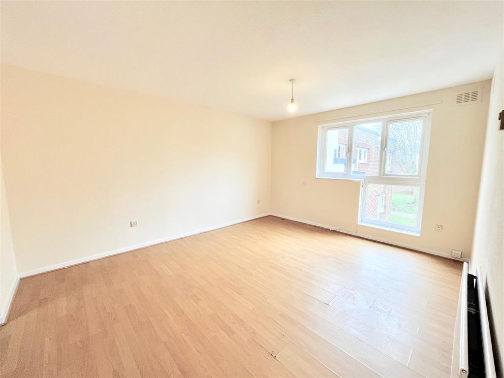 Property photo 2 of 9 Lounge