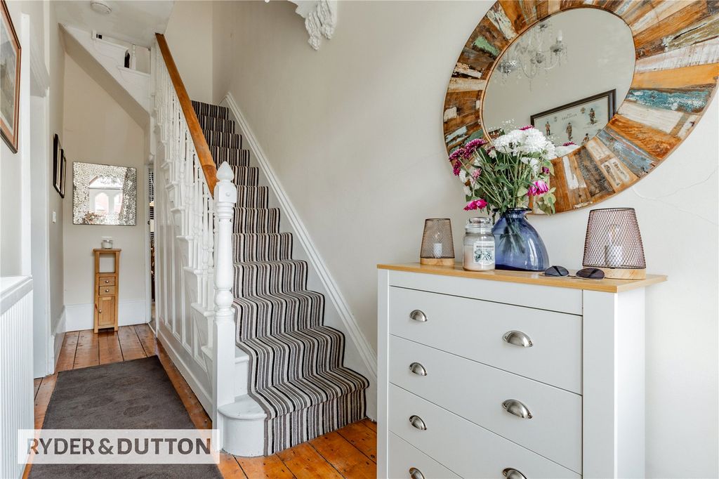 Property photo 3 of 20 Entrance Hall