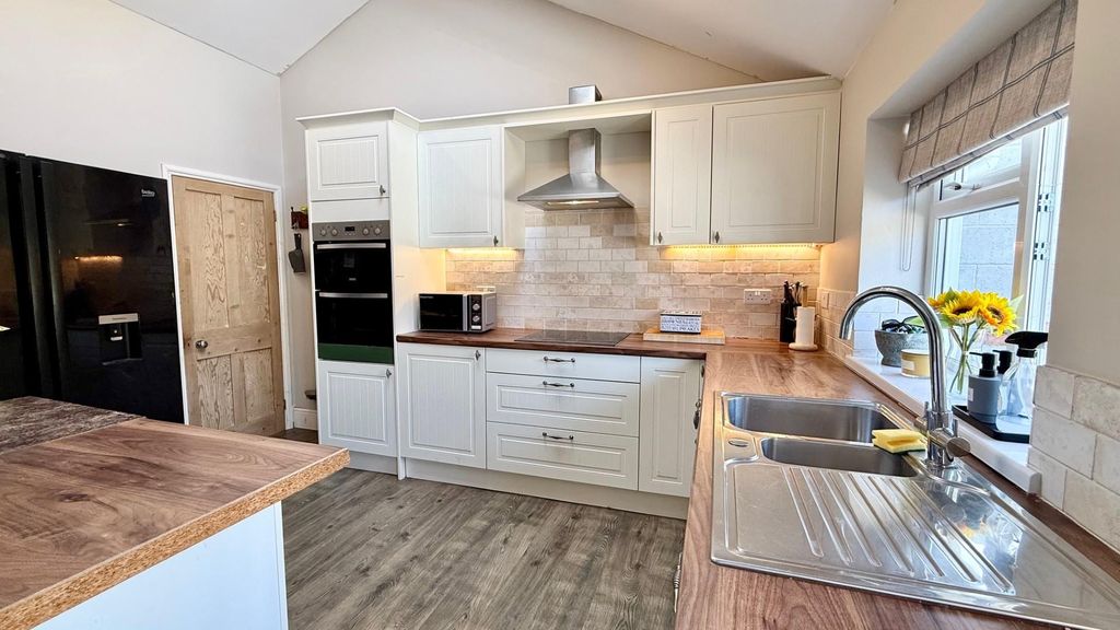 Property photo 3 of 12 6.Jpg