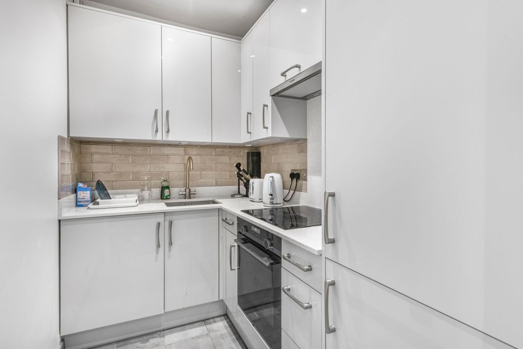 Property photo 2 of 9 Kfh_-_28_Abbey_Road_
