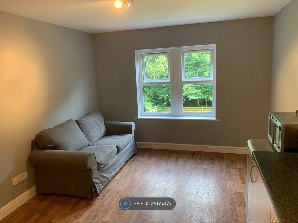 Property photo 2 of 14 Living Room / Kitchen