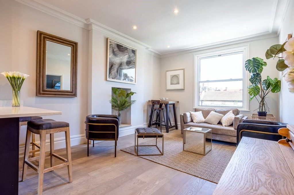 Property photo 1 of 9 Devonport Rd, London, W12