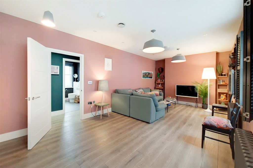 Property photo 3 of 11 Rupert Court