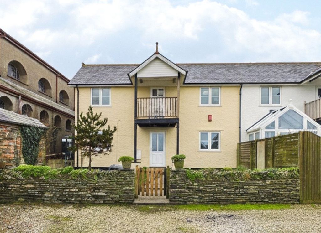 Property photo 1 of 21 Front