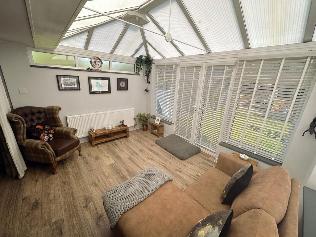 Property photo 3 of 22 Conservatory.Jpg