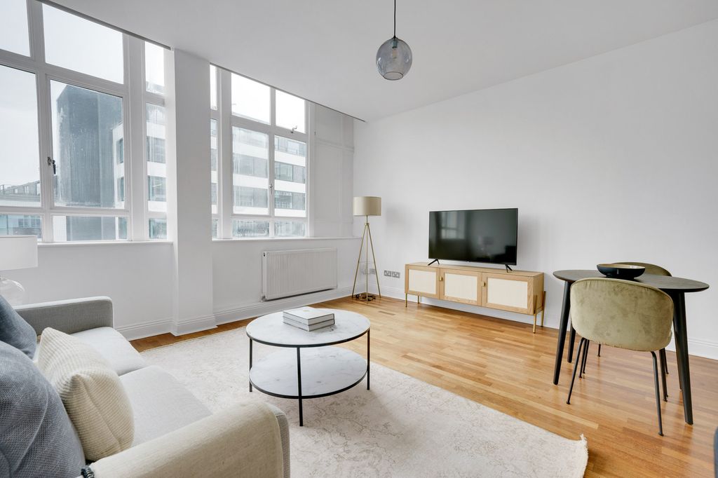 Property photo 1 of 18 Living Room