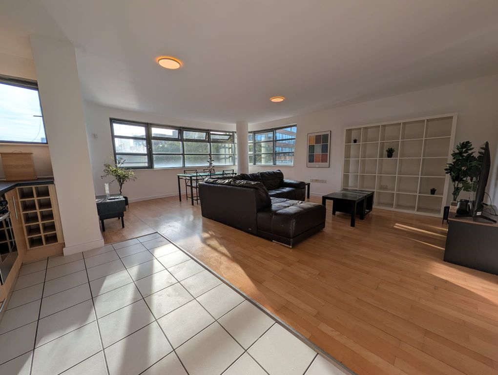Property photo 3 of 12 Lounge