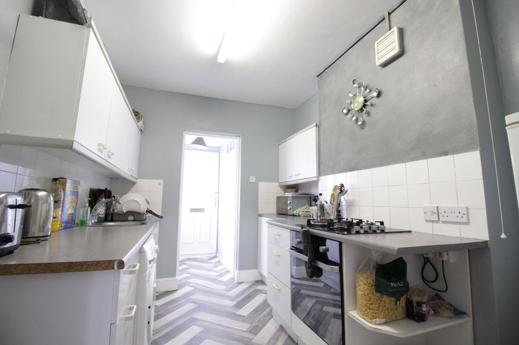 Property photo 3 of 9 Kitchen