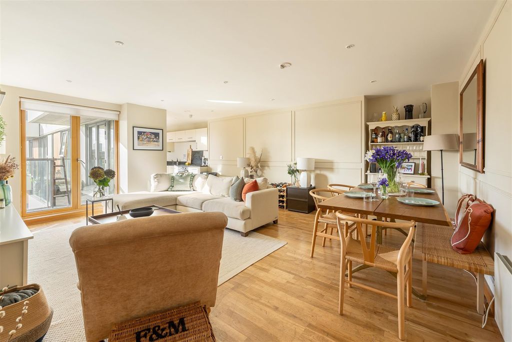 Property photo 3 of 24 Wick Lane, E3