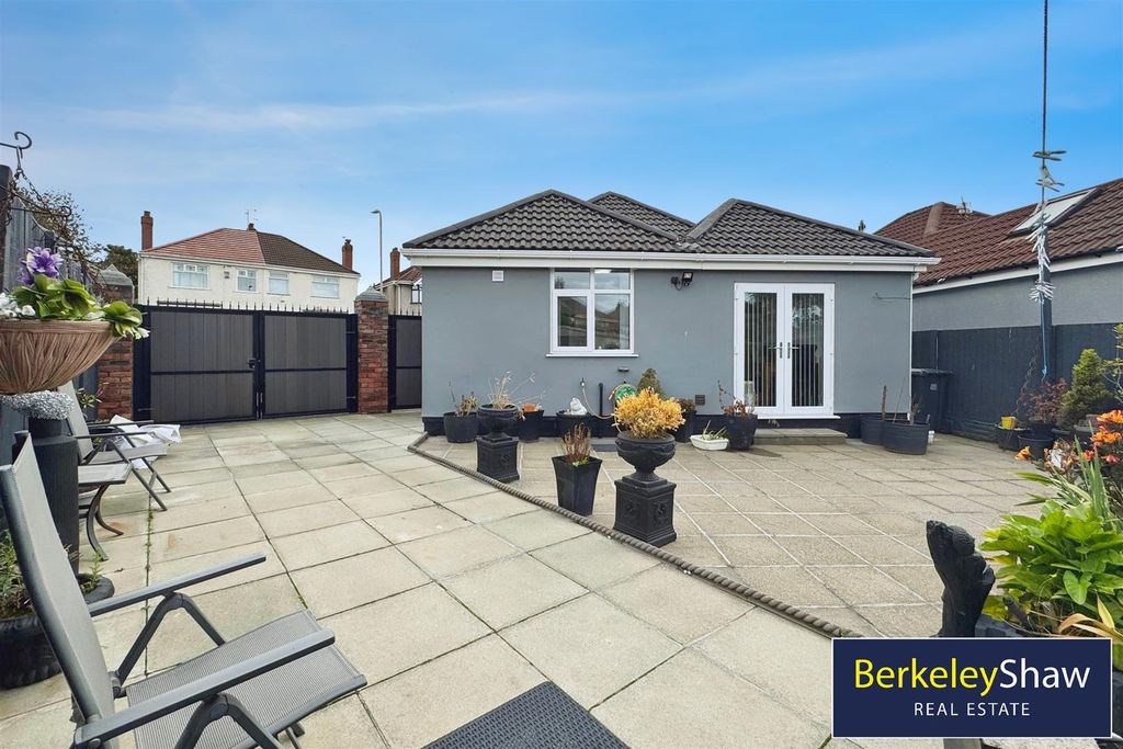 Property photo 3 of 20 Rear Garden (3)