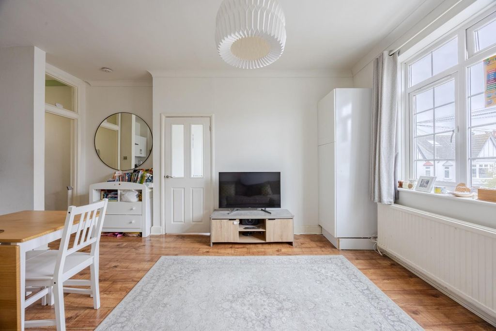 Property photo 3 of 17 Lounge