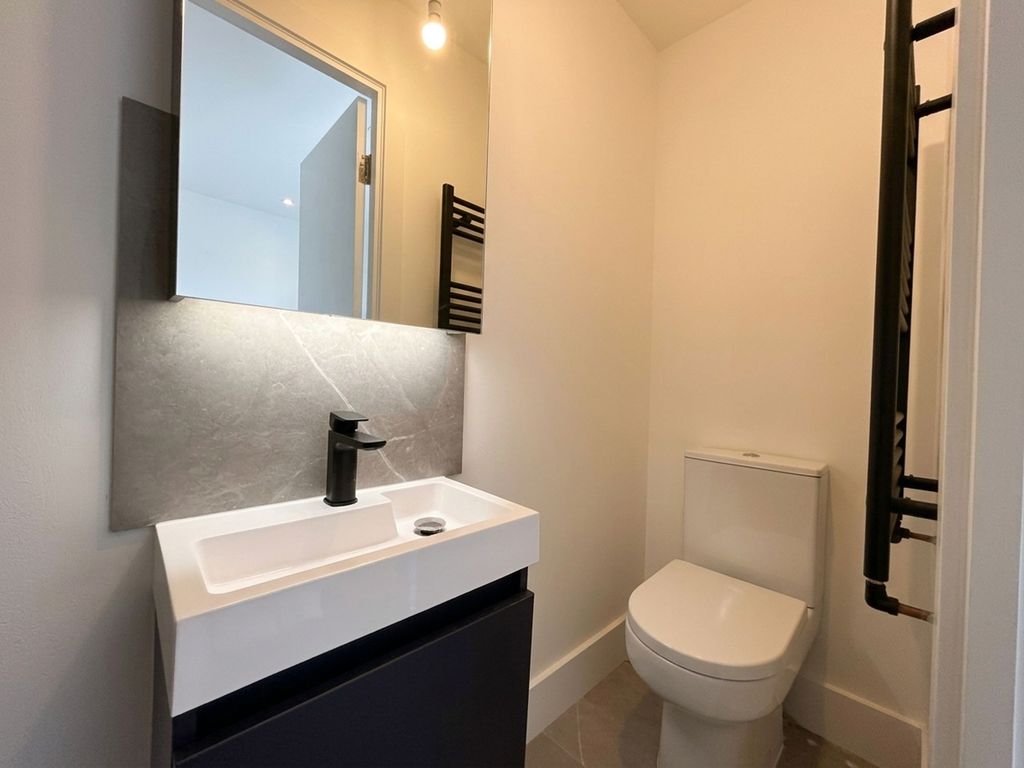 Property photo 2 of 11 En Suite