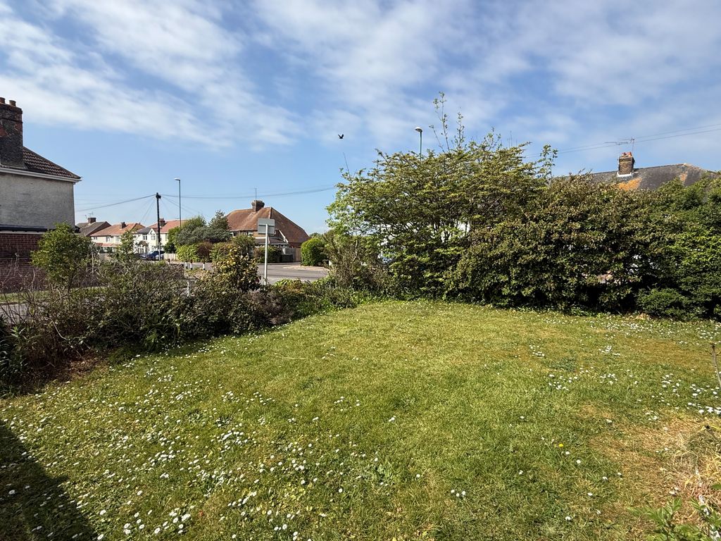 Property photo 3 of 10 1A Jubilee Avenue Garden 3