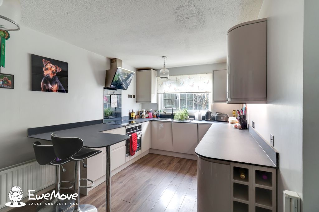 Property photo 3 of 14 Kitchen And Breakfast Bar