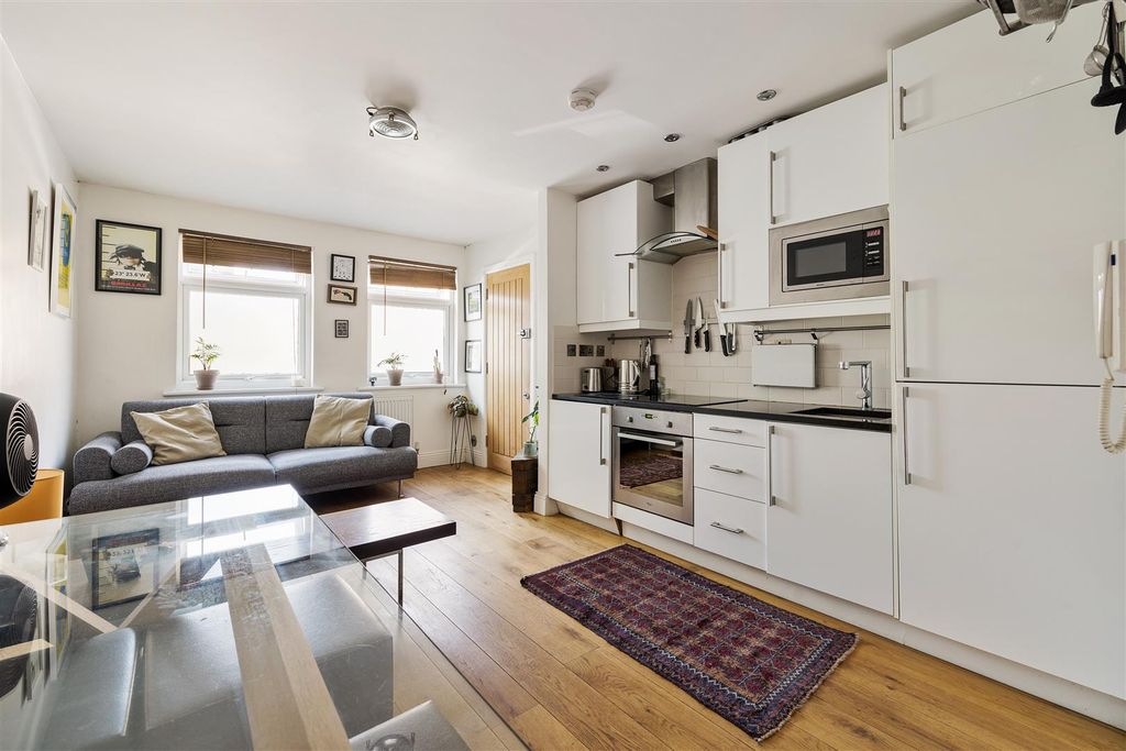 Property photo 2 of 11 Clarence Road E5