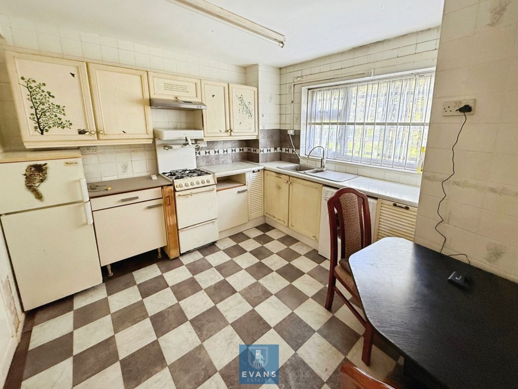 Property photo 2 of 8 Kitchen