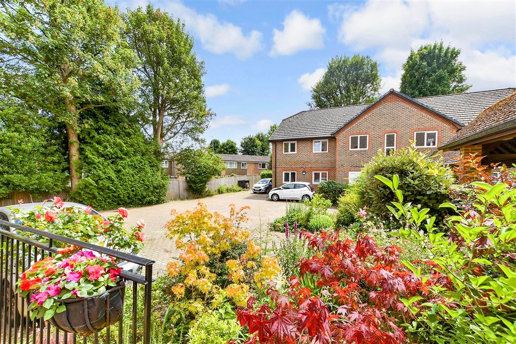 Property photo 2 of 10 Communal Gardens