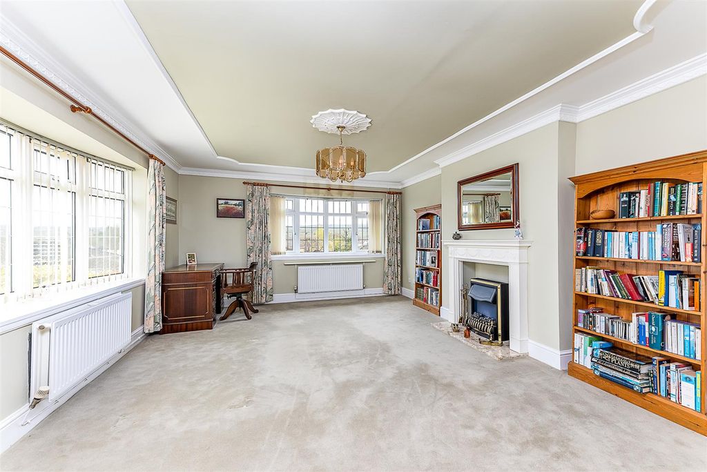 Property photo 2 of 19 Lounge