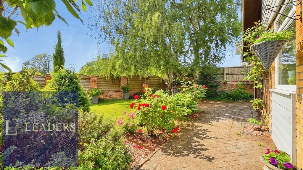 Property photo 3 of 28 Front Garden