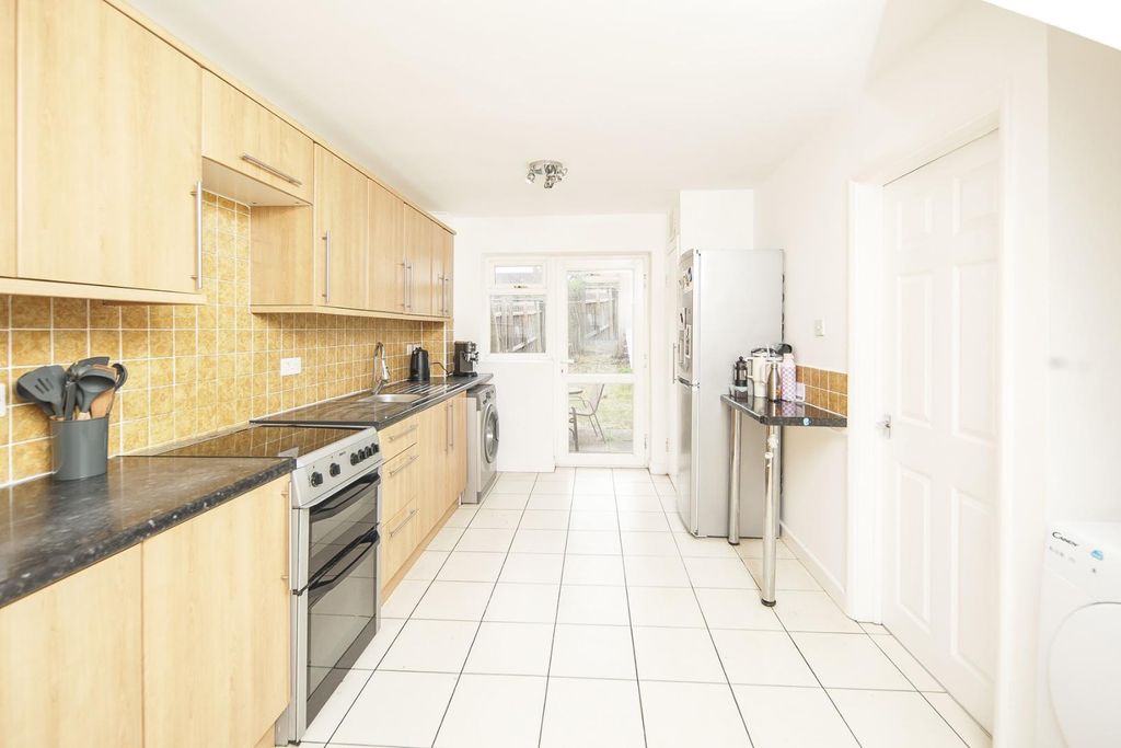 Property photo 3 of 18 Kitchen