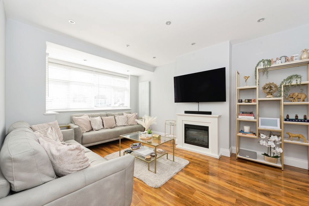 Property photo 2 of 17 Photo