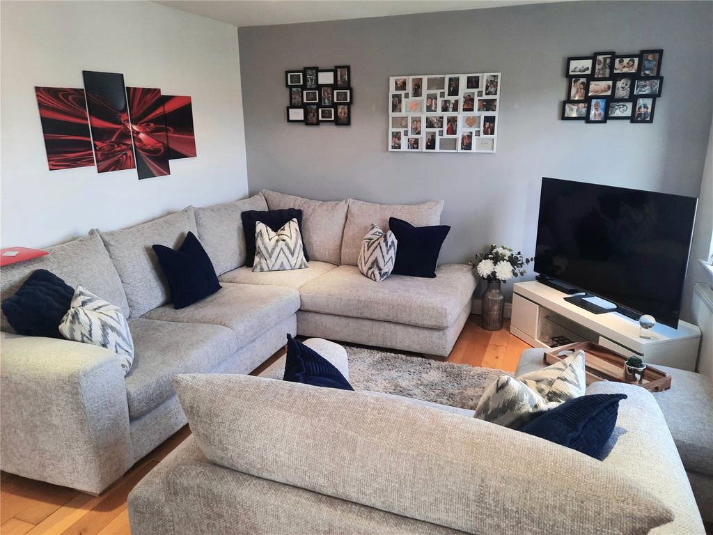 Property photo 3 of 15 Lounge