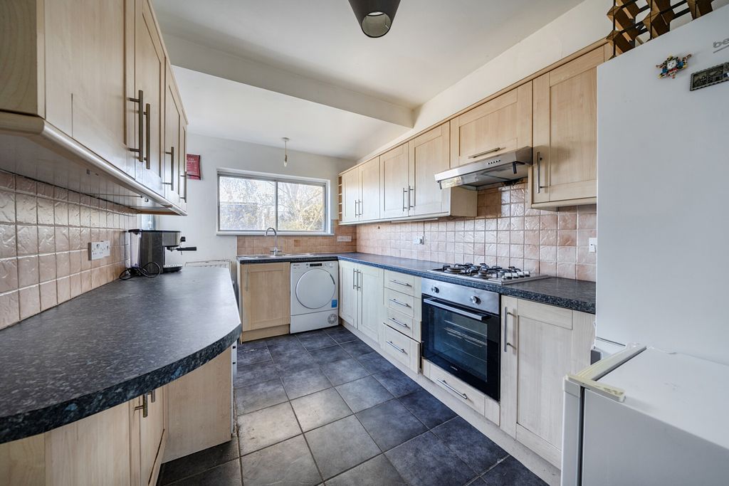 Property photo 3 of 18 1382646-12-691B08...