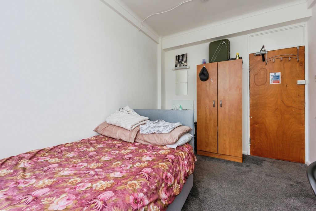 Property photo 2 of 13 Studio