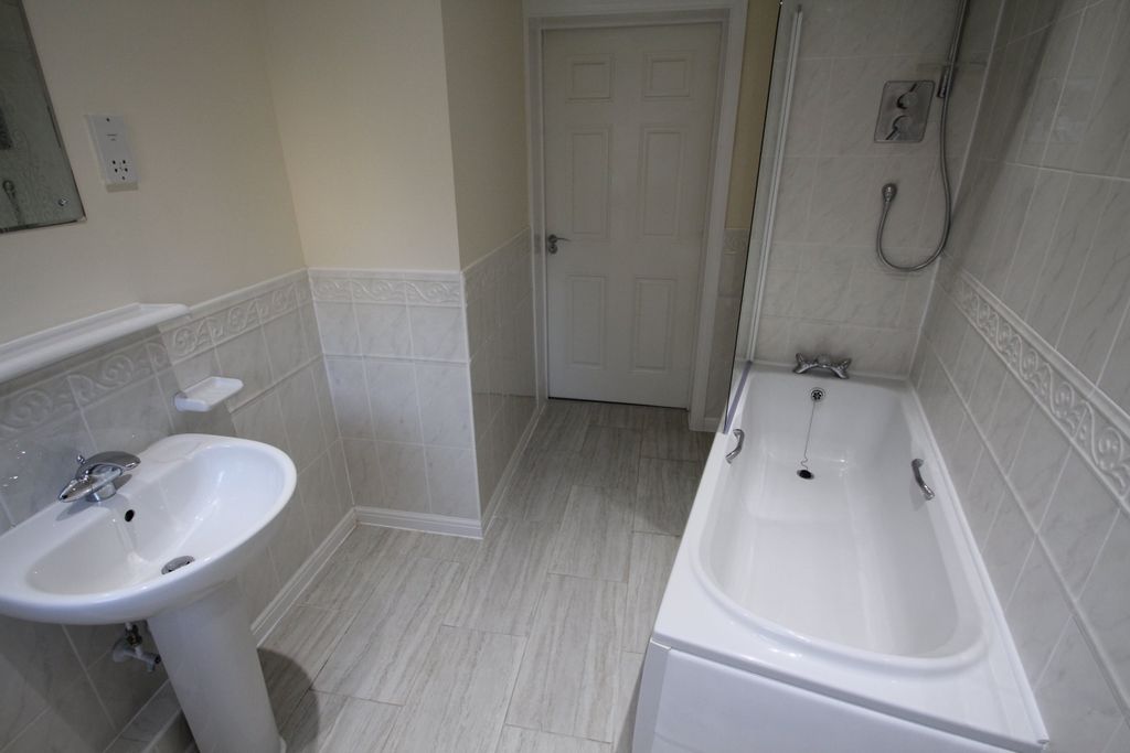 Property photo 2 of 7 Bathroom Watermint