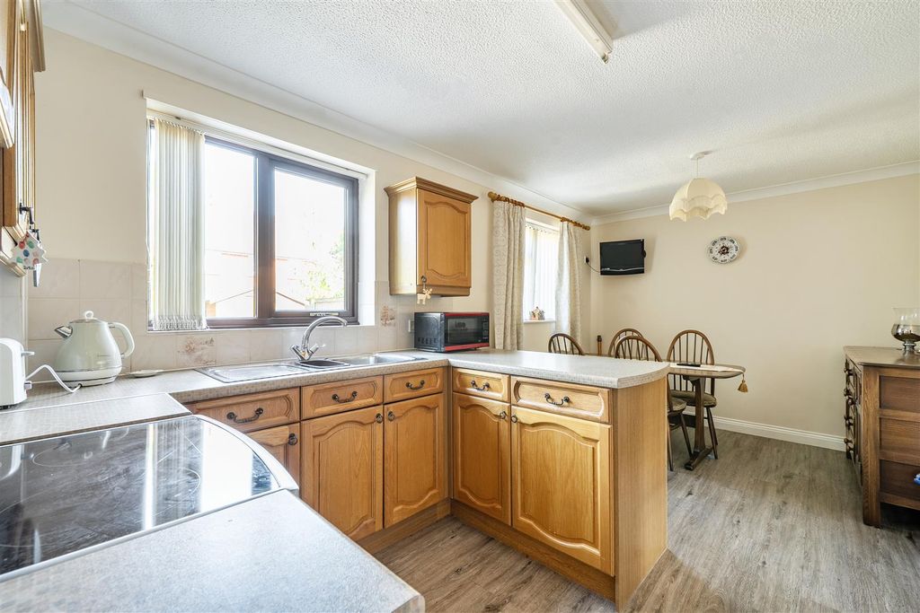 Property photo 3 of 14 Kitchen / Dining Room