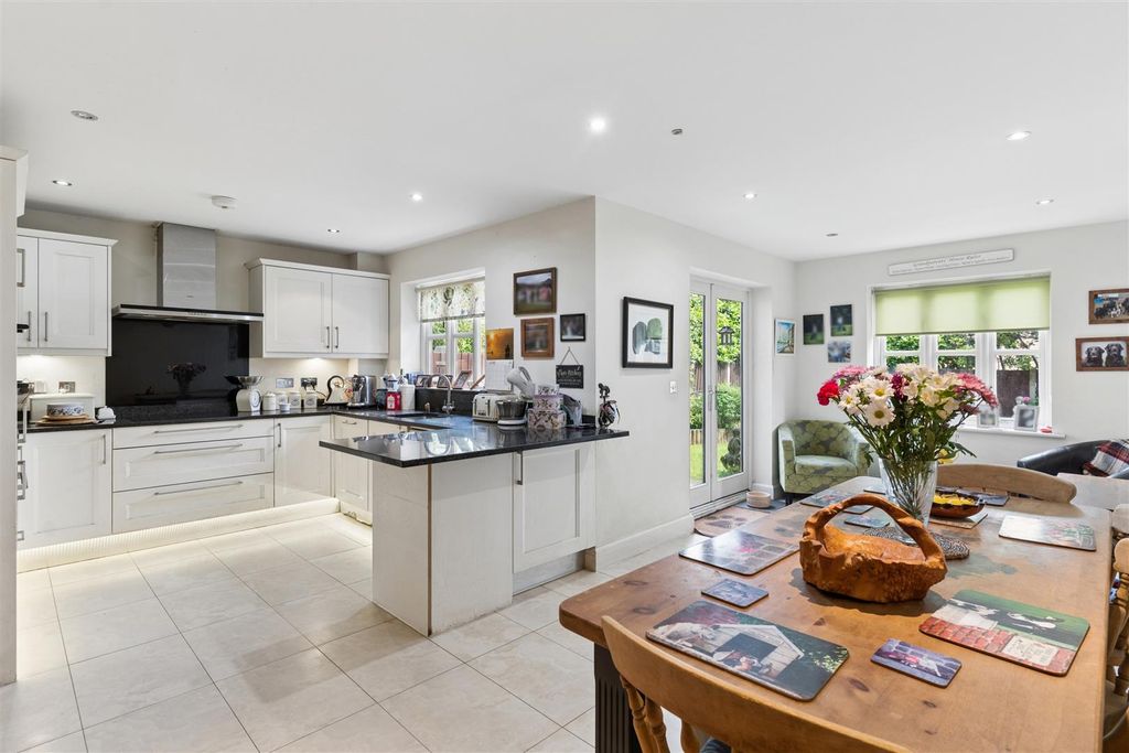 Property photo 3 of 20 Kitchen/Breakfast Room