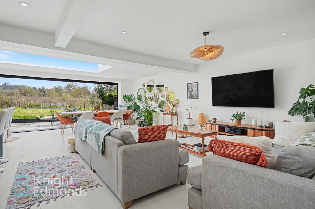 Property photo 3 of 28 Lounge