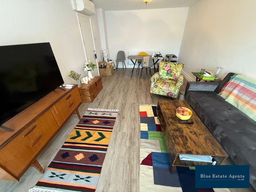 Property photo 1 of 15 Lounge