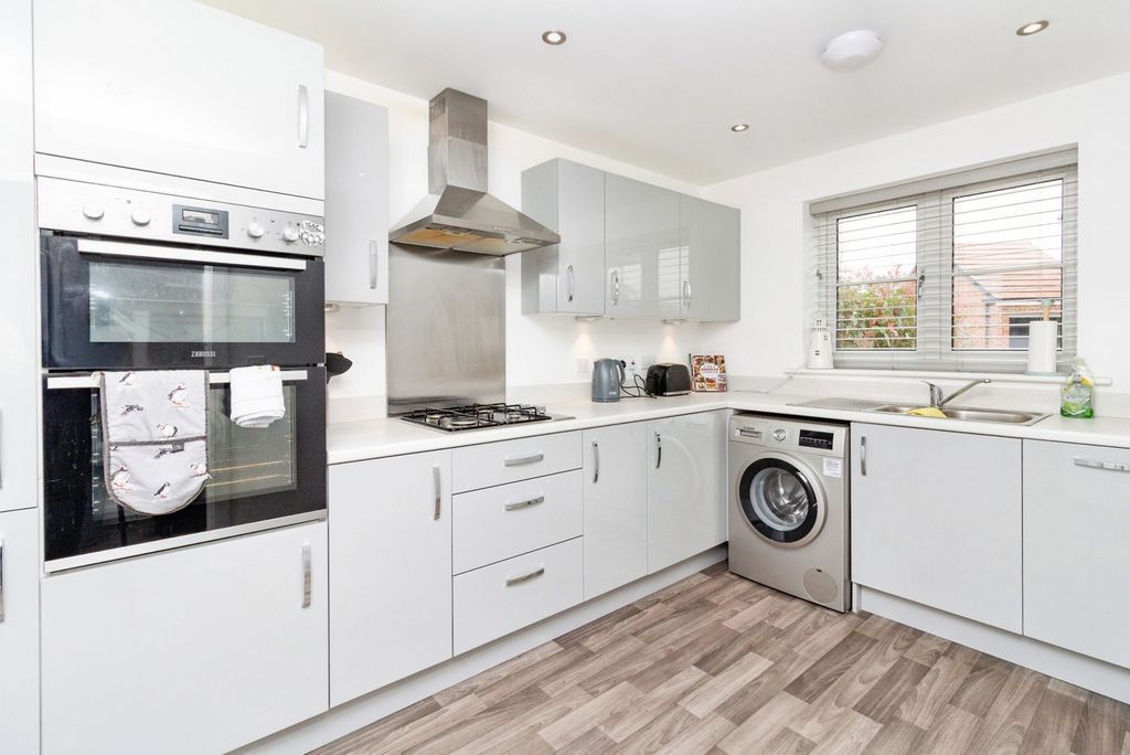 Property photo 3 of 12 Kitchen