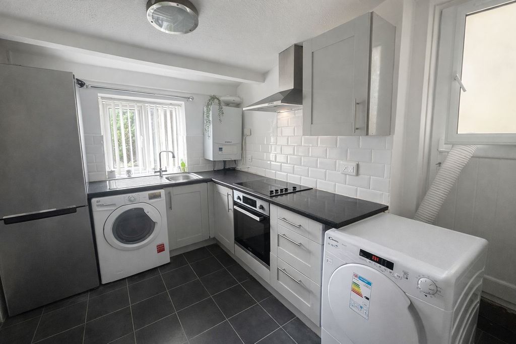 Property photo 3 of 8 Kitchen