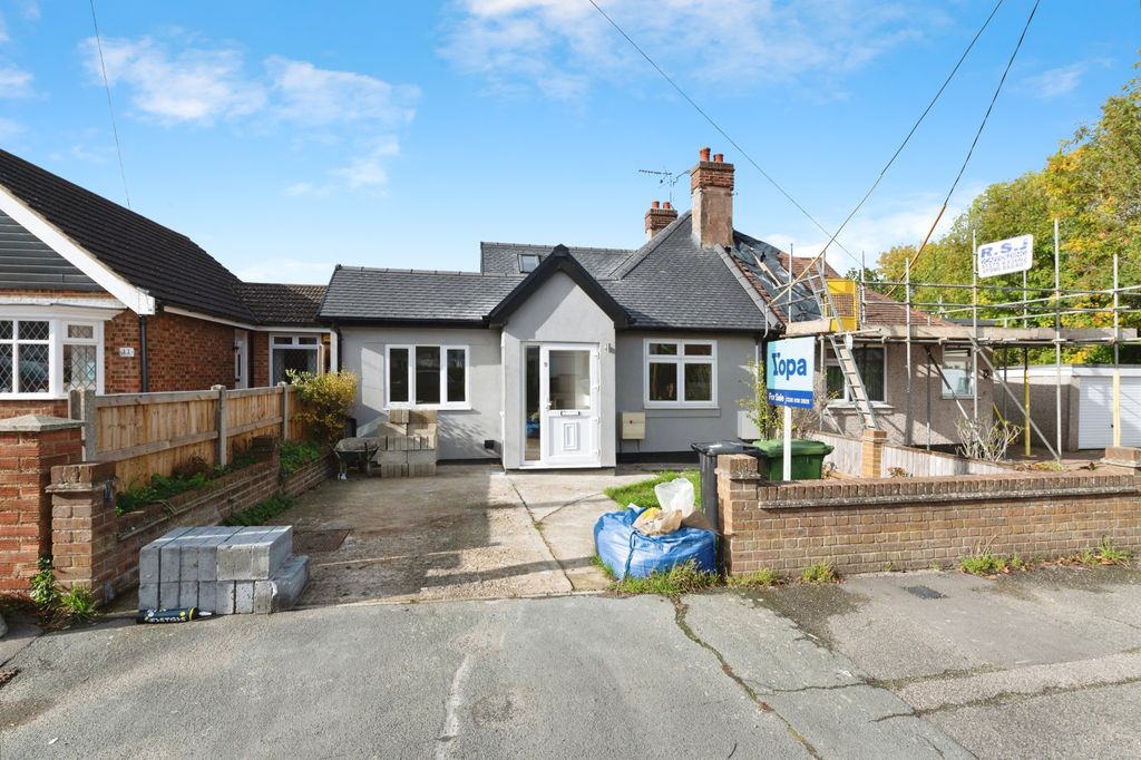 Property photo 1 of 17 9Brackendaleavenuebrackendaleavenuebasildonss133Bd-22