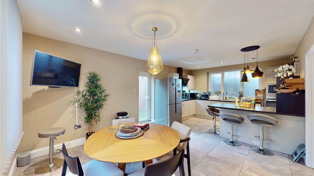 Property photo 3 of 35