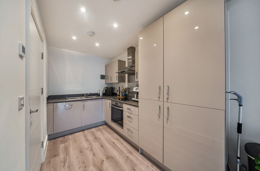 Property photo 2 of 8 1374080-21-690B2B...